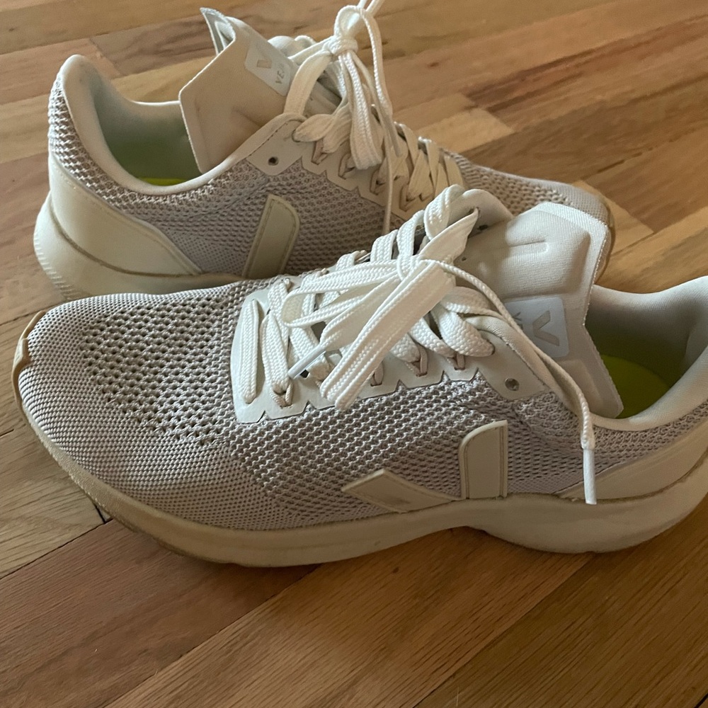 Like new Veja running shoes size 8